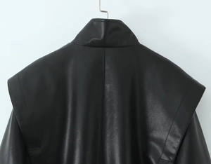 Détail du dos d'une veste en similicuir noir avec coutures précises et fini mat