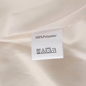 Detail van het wasetiket met vermelding van 100% polyester en onderhoudssymbolen