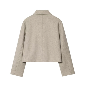 Rückansicht der hellen haferfarbenen Wolljacke mit klassischem Kragen und überschnittenen Schultern