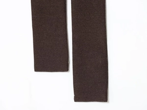Gros plan sur les ceintures tissées marron foncé avec texture dense et bords nets