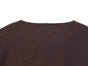Détail du col d'une veste marron foncé avec étiquette taille S et texture du tissu