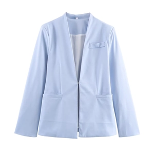 Dettaglio del blazer azzurro senza colletto con chiusura a gancio nascosto e taschino