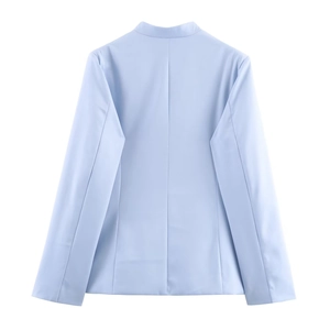 Dettaglio del blazer azzurro sfiancato che mostra la cucitura posteriore e il collo pulito
