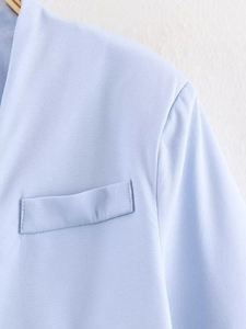Dettaglio della giacca celeste slim fit con cuciture sulle spalle e tasca piatta