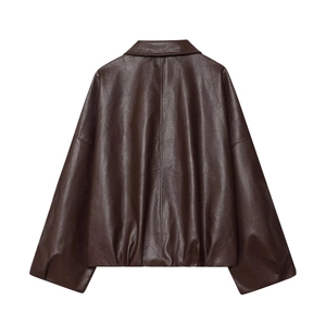Vue arrière d'une veste en cuir PU marron avec épaules tombantes et ourlet élastique
