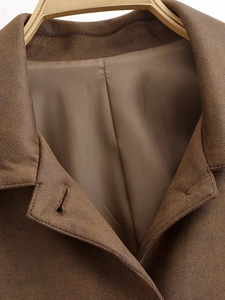 Gros plan du col d'une veste de motard vintage marron avec coutures et doublure soignées