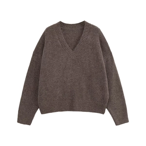 Détail de la texture d'un pull en maille marron foncé col en V en mélange de laine