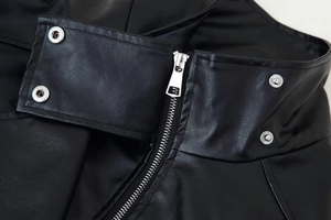 Détails de la taille d'une veste en similicuir noir avec fermetures éclair argentées