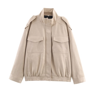 Dettaglio della giacca beige con collo alto, spalline e grandi tasche sul petto