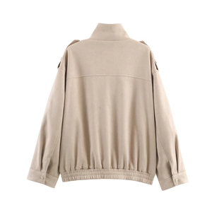 Vista dettagliata del retro di una giacca beige con colletto alto e spalline decorative