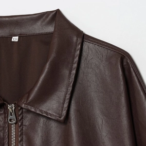 Veste en similicuir marron foncé avec col à revers et détail de fermeture éclair