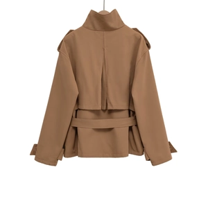Dettaglio del trench color cammello con collo alto e patta antivento sulla schiena