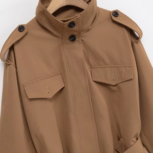 Trench donna kaki con colletto alla coreana, spalline e grandi tasche sul petto