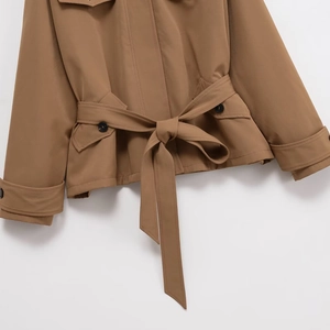 Elegante trench corto kaki da donna con cintura in vita e bottoni a contrasto