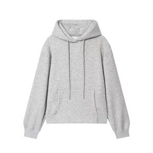 Vue détaillée d'un sweat à capuche gris clair avec poche kangourou et bords-côtes