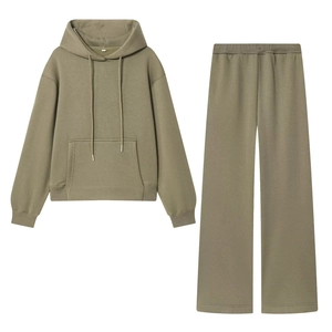 Vue détaillée à plat de l'ensemble sweat à capuche olive et pantalon large sur fond blanc