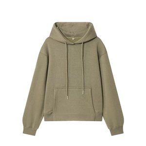 Détail du sweat à capuche olive avec cordons à embout métallique et poche kangourou