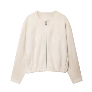 Détail de la veste baseball crème avec fermeture éclair argentée et texture douce