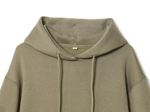 Gros plan détaillé sur le tissu du sweat à capuche olive avec cordon et structure de capuche