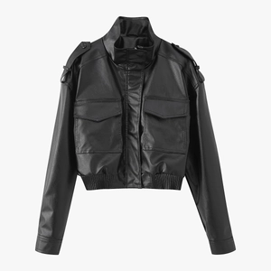 Détail du blouson aviateur noir en similicuir avec col montant et poches cargo