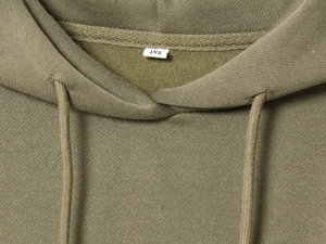 Détail du col d'un sweat à capuche vert olive avec cordons épais et doublure en polaire
