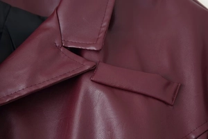 Détail du col en cuir PU bordeaux avec coutures de précision et texture fine