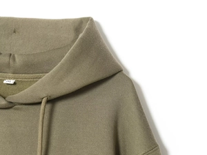 Détail de l'encolure du sweat à capuche vert olive avec cordon et texture de tissu
