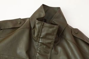 Détail du col et des épaulettes de style militaire sur la veste en similicuir vert olive