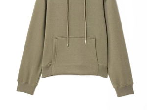 Détail du sweat à capuche vert olive avec capuche à cordon et poche kangourou