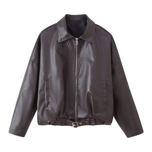 Detailansicht der dunkelbraunen Vintage-Lederjacke mit Gürtel und Kragendetails