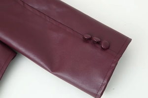Détail des poignets de la veste en cuir PU bordeaux avec trois boutons recouverts