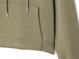 Détail du sweat à capuche vert armée avec poche kangourou et cordons à embout métallique