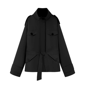 Détails de la veste militaire noire avec col montant, épaulettes et ceinture à nouer