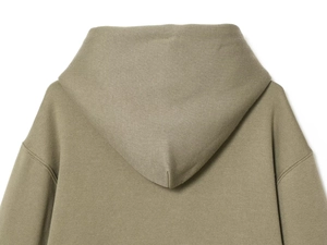 Vue détaillée de la capuche vert olive et des coutures d'épaule du sweat à capuche
