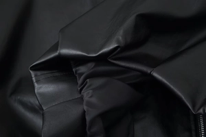 Detailansicht der schwarzen Lederstruktur mit feinen Nähten und elastischem Saumteil