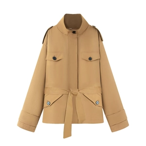 Détails d'un trench-coat utilitaire kaki avec col montant, épaulettes et ceinture assortie