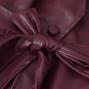 Veste en cuir PU bordeaux avec ceinture nouée à la taille et détails de boutons