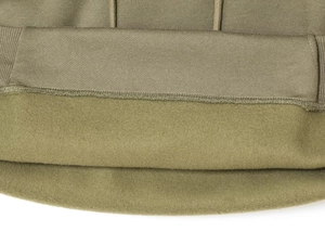 Détail du sweat à capuche olive avec ourlet côtelé et doublure polaire chaude