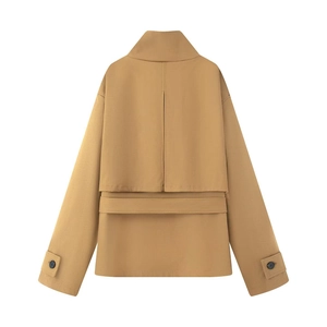Vue arrière d'une veste trench courte kaki avec col montant et rabat tempête multicouche