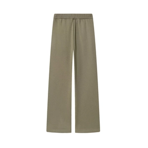 Vue détaillée de la taille élastique et de la coupe large du pantalon polaire vert olive
