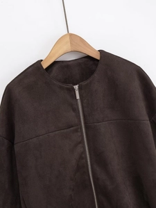 Dettaglio della giacca scamosciata marrone scuro con zip argentata e scollo rotondo elegante