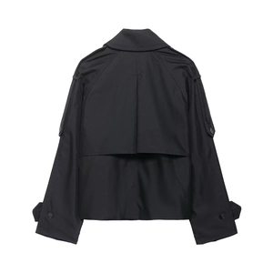 Vue arrière du trench-coat court noir avec rabat coupe-vent et détails aux épaules