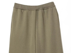 Détail d'un pantalon de jogging vert olive avec taille élastique large et texture fine