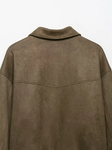 Vue détaillée montrant la texture en daim et les coutures en V au dos de la veste