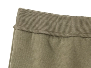 Gros plan sur la taille tricotée vert olive avec texture côtelée et détails de couture
