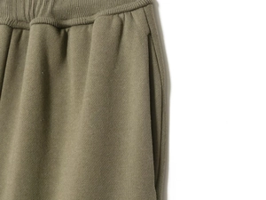 Détail du jogging vert olive avec taille élastique côtelée et poches latérales pratiques