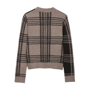 Vue détaillée du dos d'un cardigan en maille vintage à carreaux marron et noir