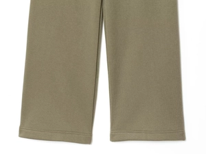 Détail de l'ourlet du pantalon de survêtement vert armée avec couture à double aiguille