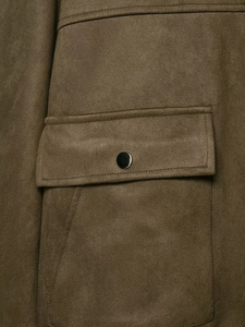 Gros plan d'une veste en daim vert olive avec poche à rabat et bouton-pression en métal