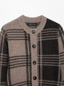 Gros plan sur le gilet en maille à carreaux vintage avec laine texturée et boutons ronds